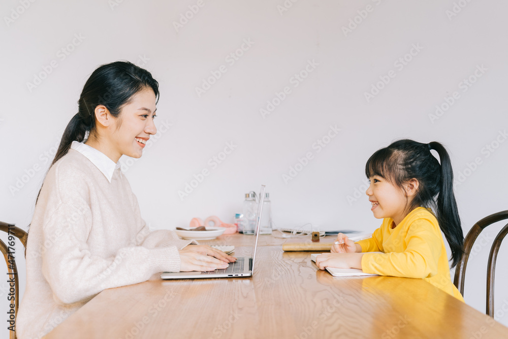 母女在家学习