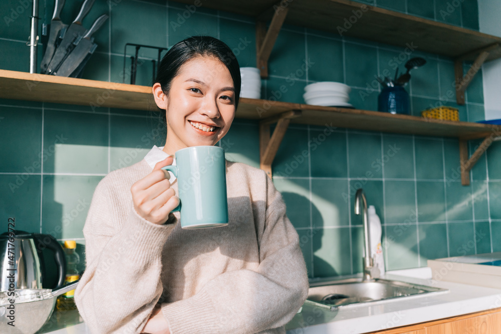 亚洲年轻女性在家放松的肖像