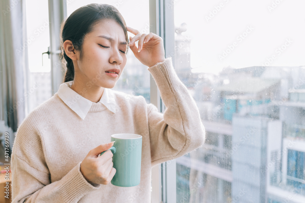 年轻的亚洲女商人早上喝茶