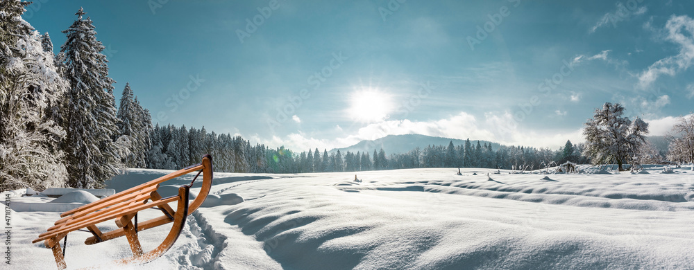 Holzschlitten in einer verschneiten Winterlandschaft