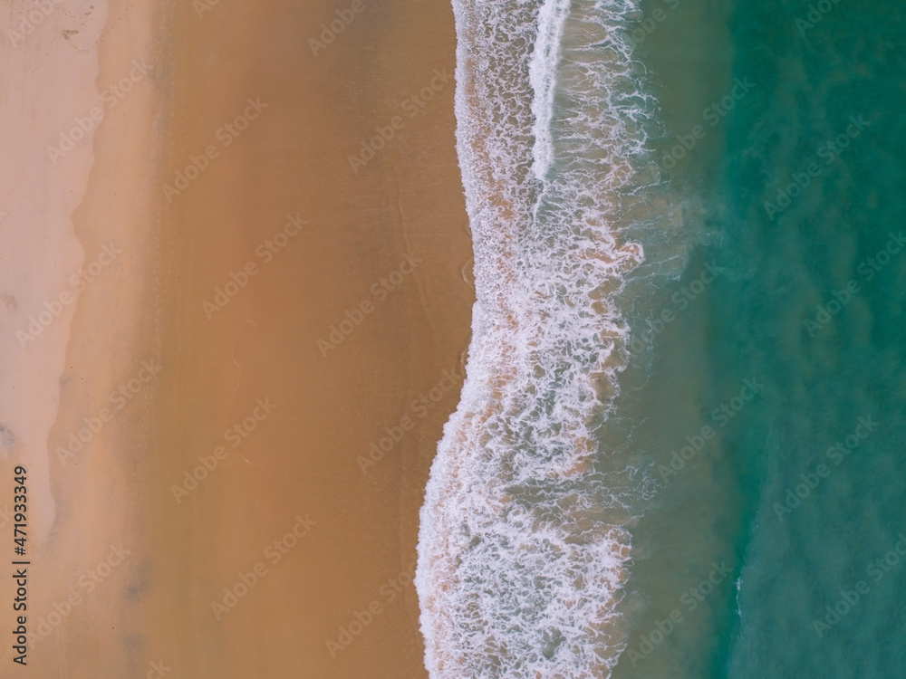 鸟瞰沙滩和海浪Aeria拍摄的夏季早晨美丽的热带海洋