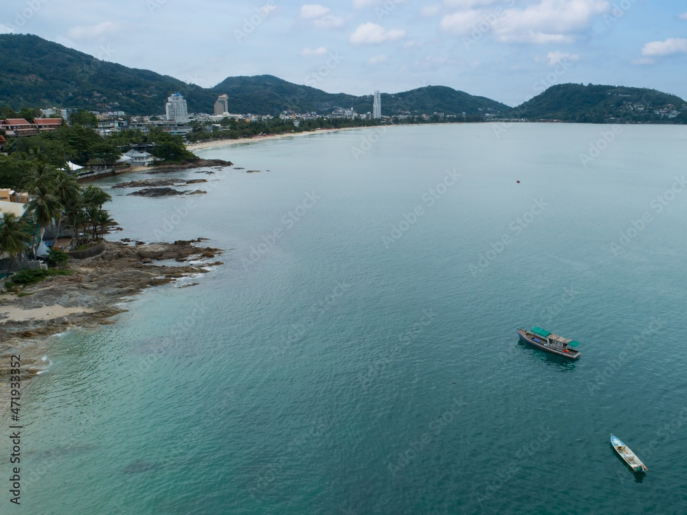 泰国普吉岛芭东海滩美丽海洋热带海滩的鸟瞰无人机相机