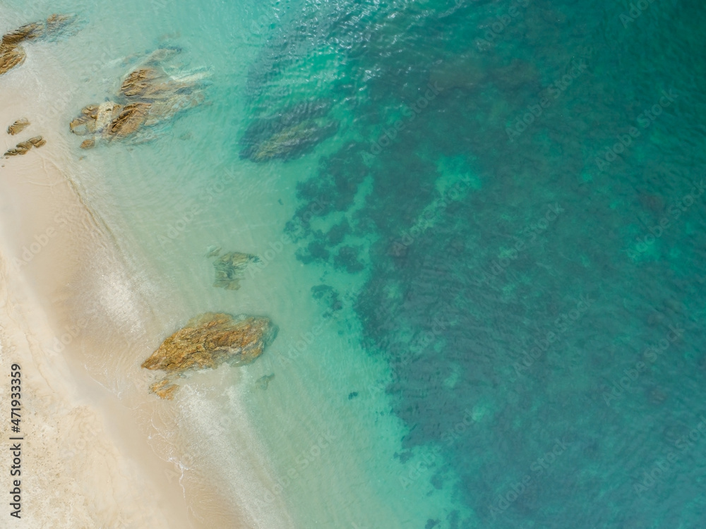 鸟瞰沙滩和海浪Aeria拍摄的夏季早晨美丽的热带海洋