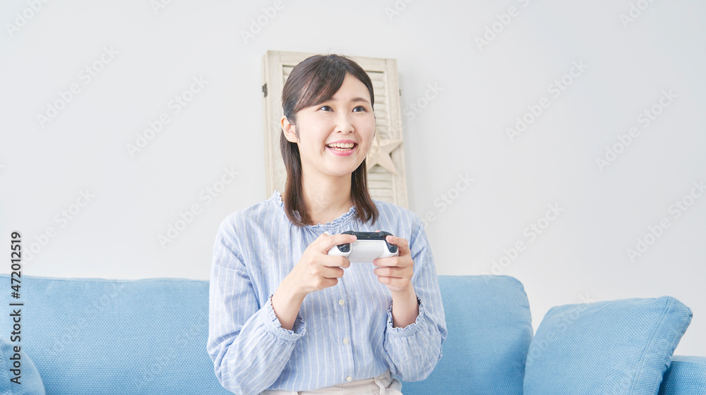 女性　テレビゲーム　リビング