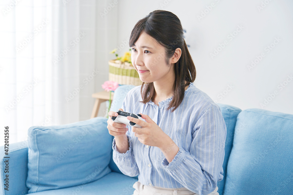 女性　テレビゲーム　リビング