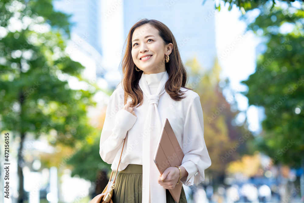 オフィスカジュアルスタイルで通勤する女性