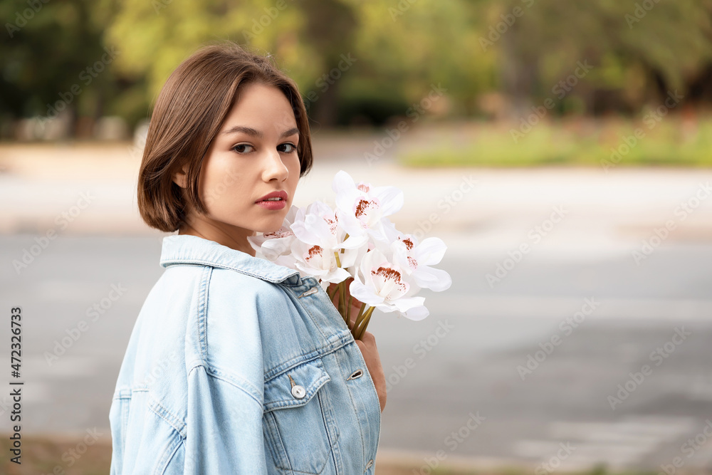 室外兰花花束的美女肖像