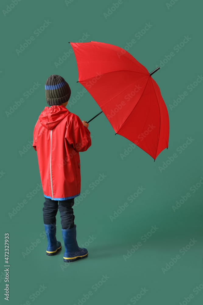 小男孩穿着雨衣，彩色背景带雨伞