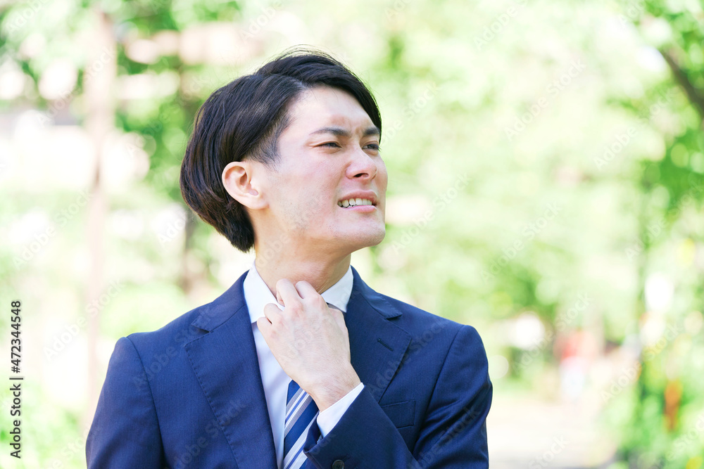 男性　真夏日　屋外