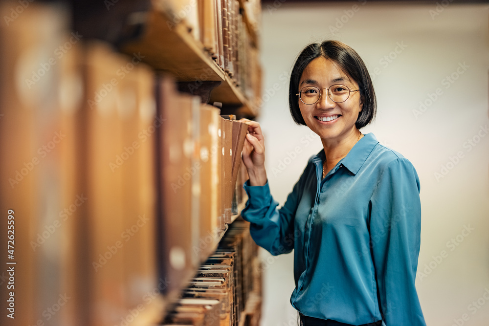 一名亚洲成年女性准备阅读的照片