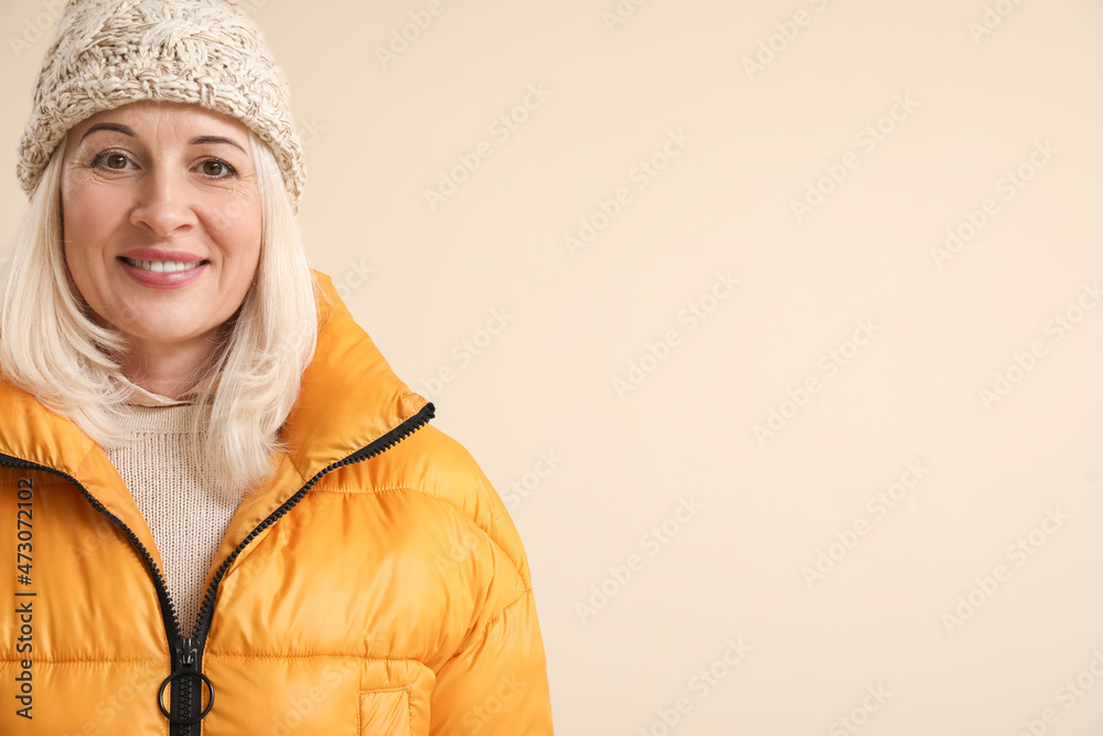 身着彩色背景冬装的美丽成熟女性