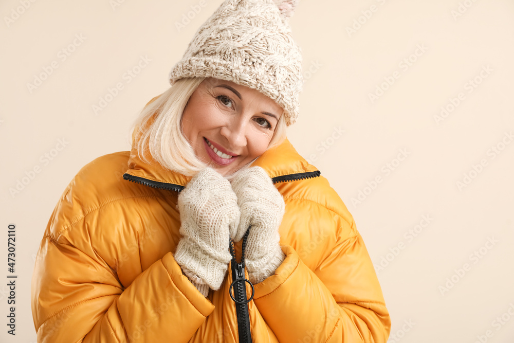 美丽的成熟女人穿着彩色背景的冬装