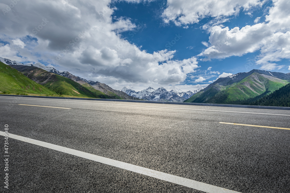 蓝天下的柏油路和山。公路和山的背景。