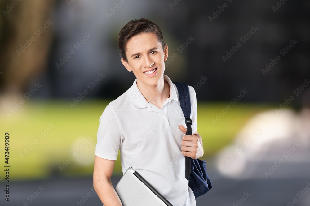 年轻男孩青少年学生穿着休闲服和背包摆姿势