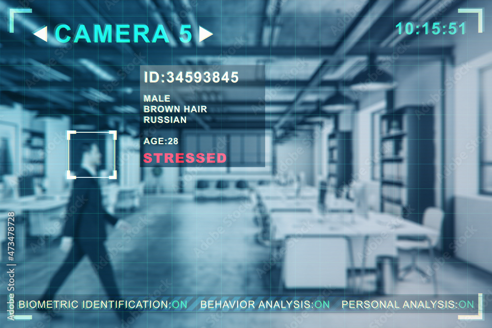 商人在模糊的办公室内部的抽象图像，带有摄像头cctv面部识别界面