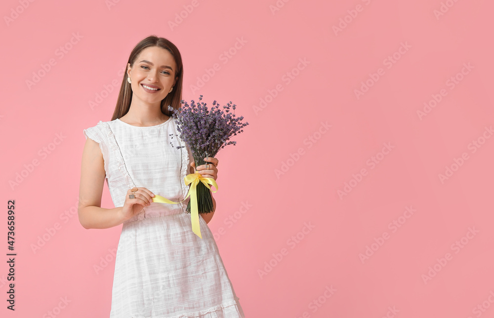 美丽的年轻女子，背景是一束薰衣草