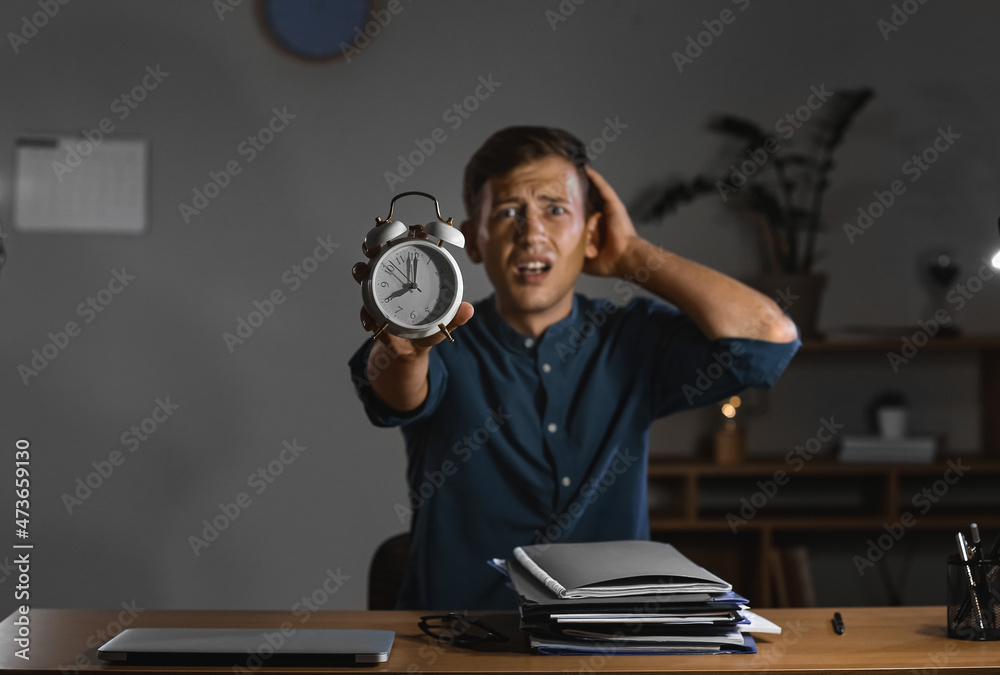 晚上在办公室用闹钟震惊年轻人