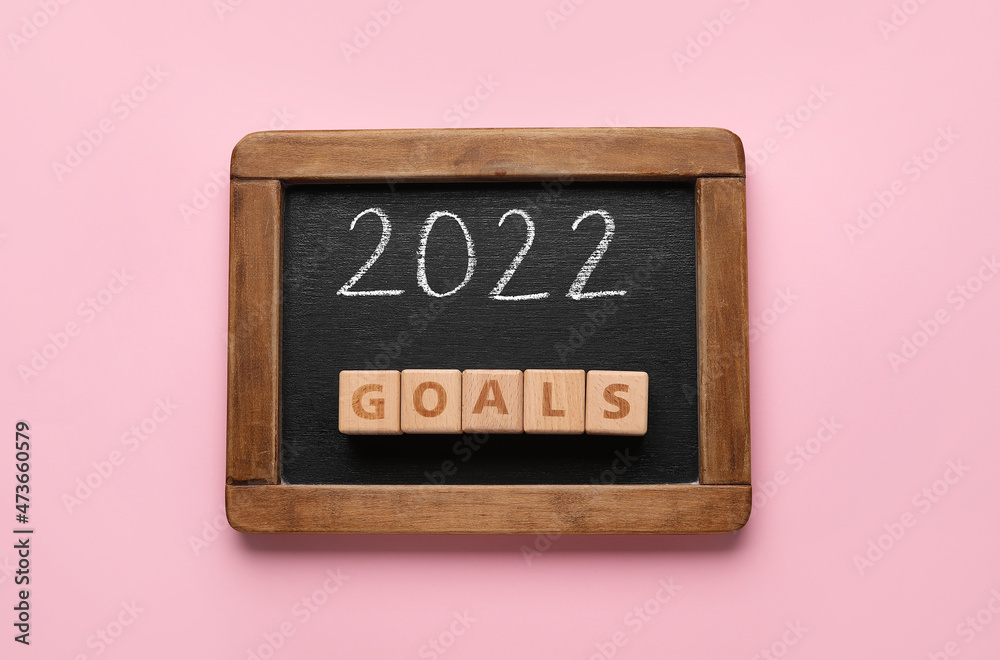 木板，颜色背景上有2022年的数字和GOALS字样