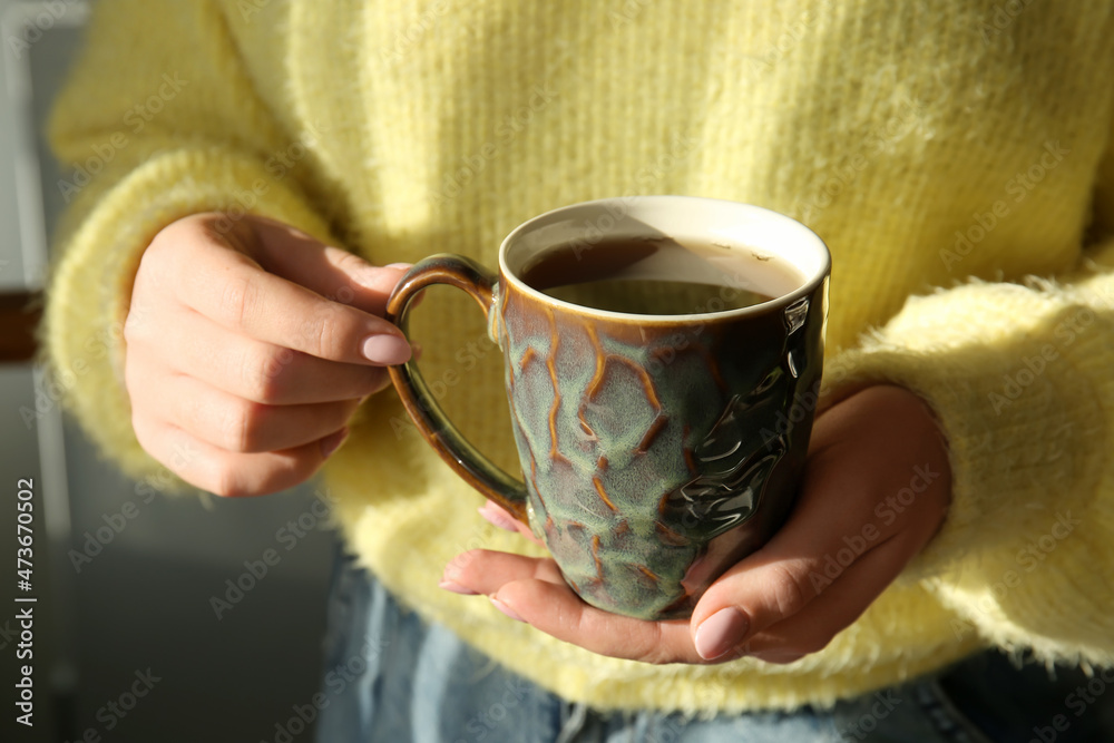 女人在室内喝着美味的茶，特写镜头