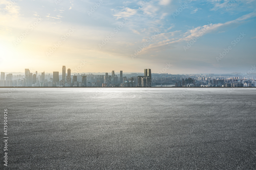 全景天际线和现代商业办公楼，道路空旷。沥青路和城市景观