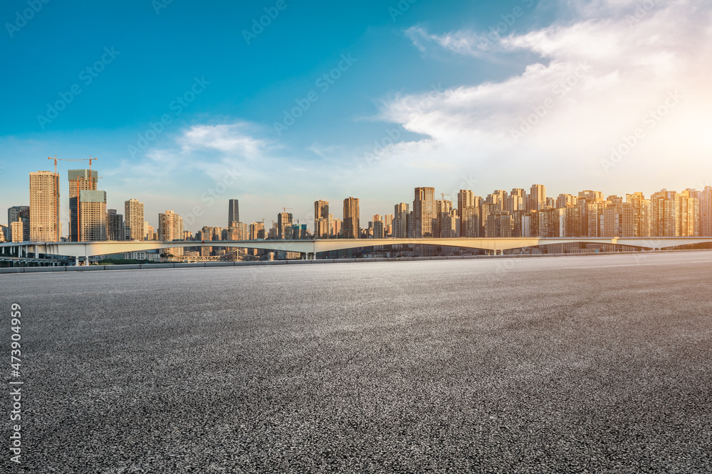 全景天际线和现代商业办公楼，空荡荡的道路。沥青道路和城市景观