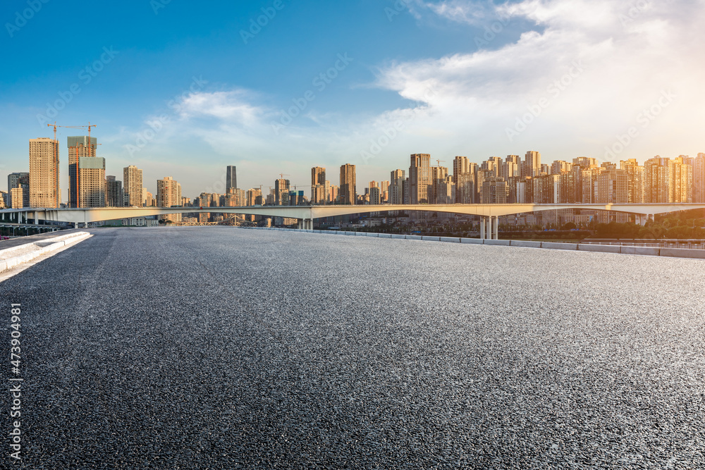 全景天际线和空荡荡的现代商业办公楼。沥青路和城市景观