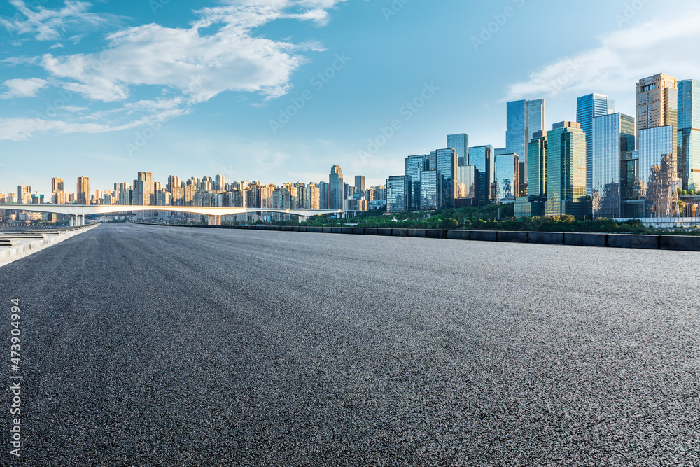 全景天际线和现代商业办公楼，空荡荡的道路。沥青道路和城市景观