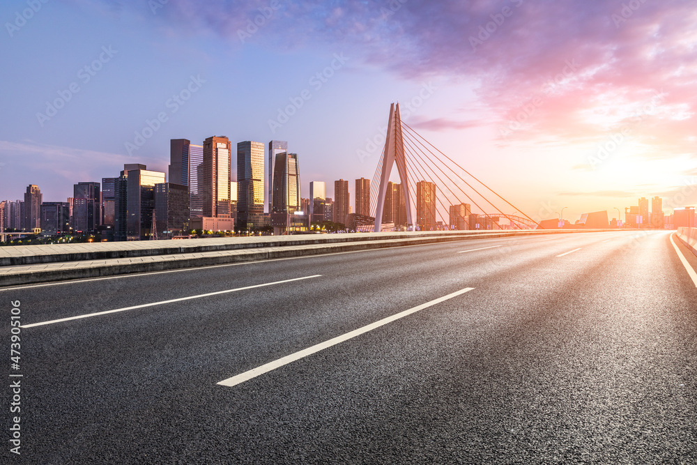 全景天际线和现代商业办公楼，空荡荡的道路。沥青道路和城市景观