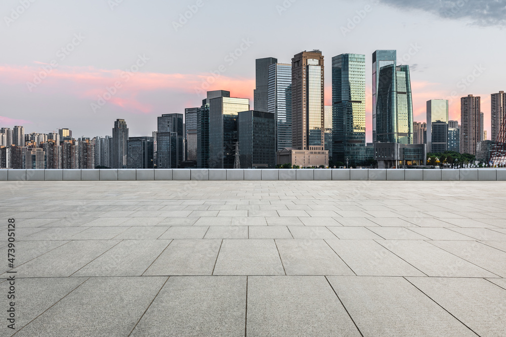 全景天际线和现代商业办公楼，空荡荡的道路。空荡荡的广场楼层和ci