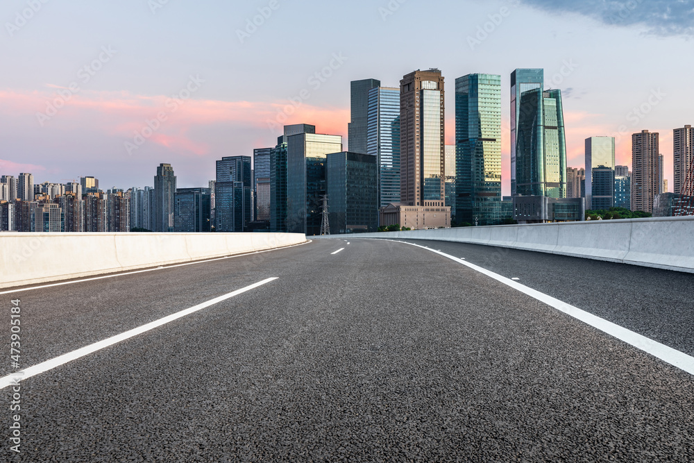 全景天际线和现代商业办公楼，空荡荡的道路。沥青道路和城市景观