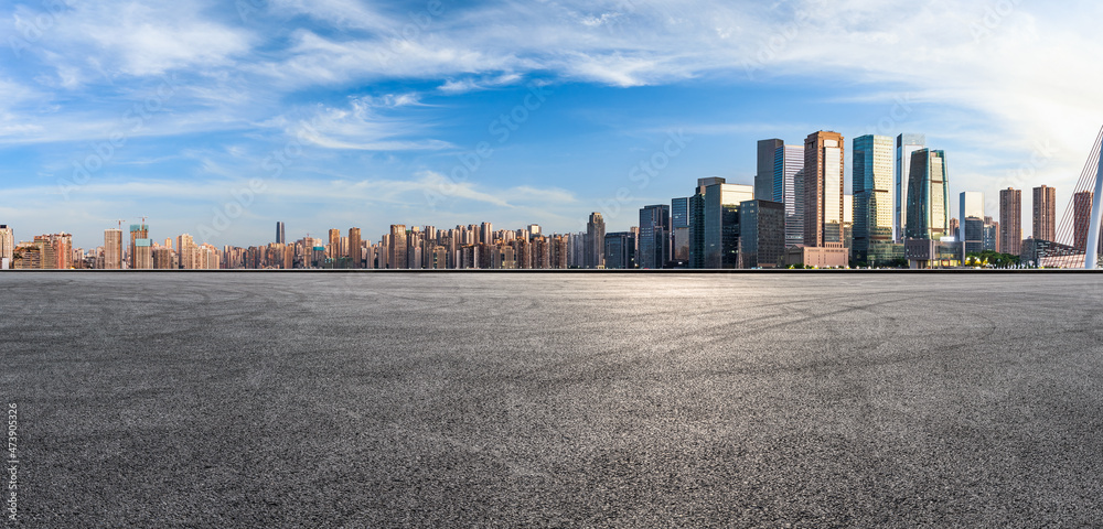 全景天际线和现代商业办公楼，空荡荡的道路。沥青道路和城市景观