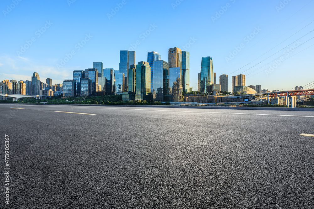 全景天际线和现代商业办公楼，空荡荡的道路。沥青道路和城市景观