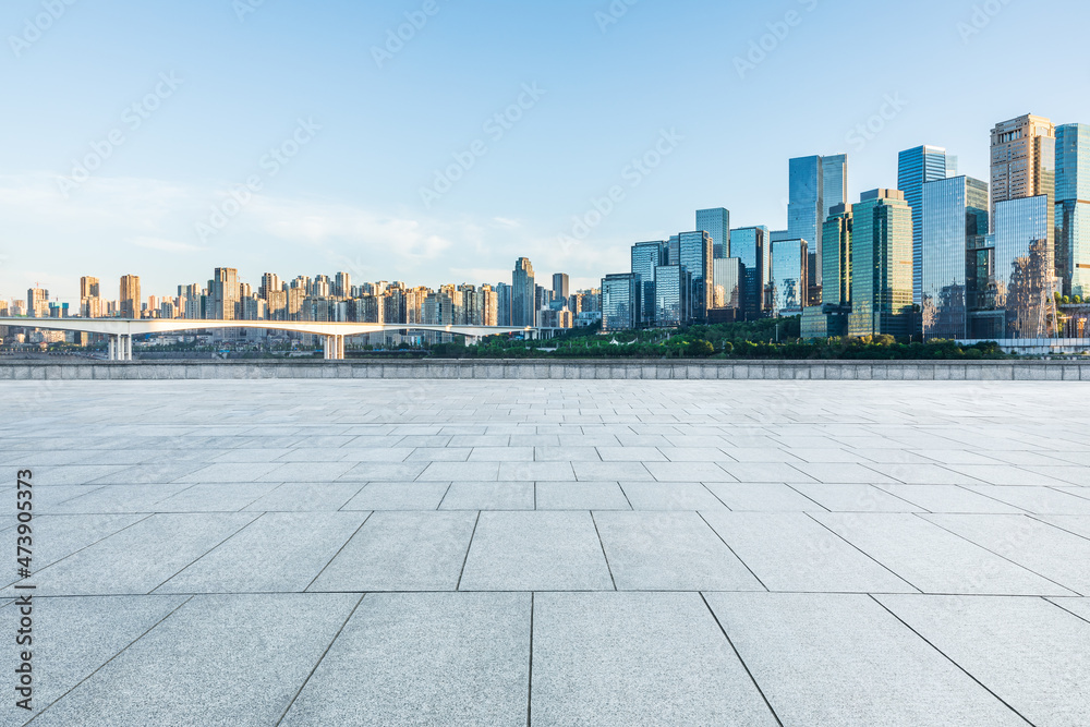 全景天际线和现代商业办公楼，空荡荡的道路、空荡荡的广场楼层和ci