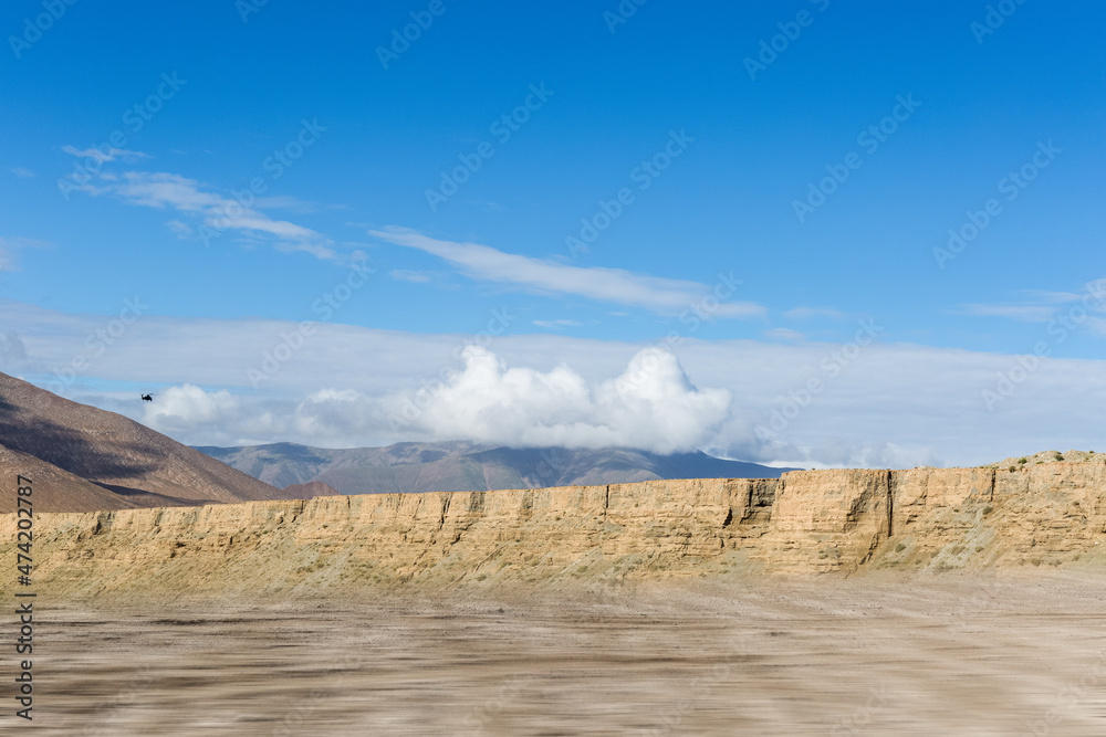 高原荒野与土路运动模糊