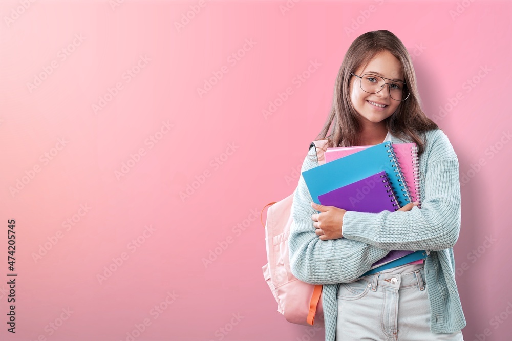 微笑的活跃学生女学生拿着书本和文案去上学