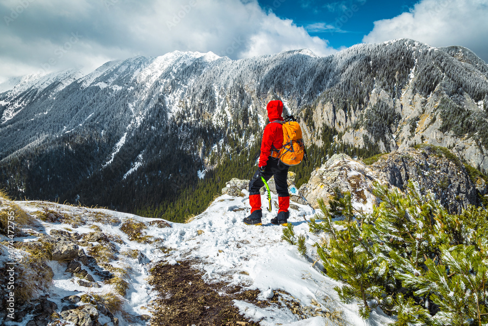 徒步旅行的女人从雪山山脊上欣赏风景