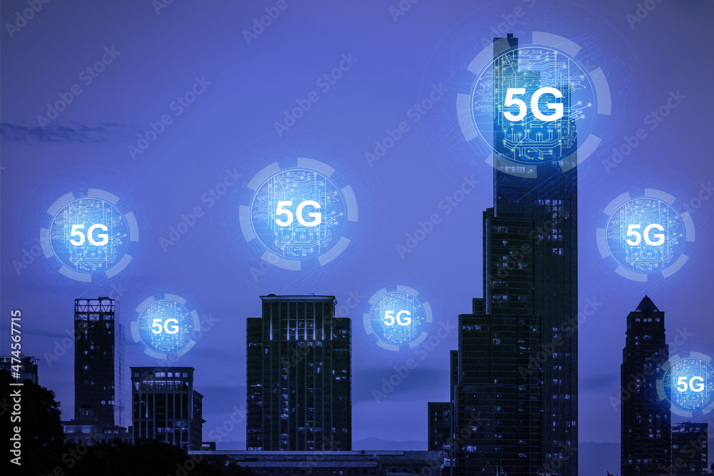 抽象的黑夜城市纹理，带有发光的5G电路全息图。网速，ubanization，comm