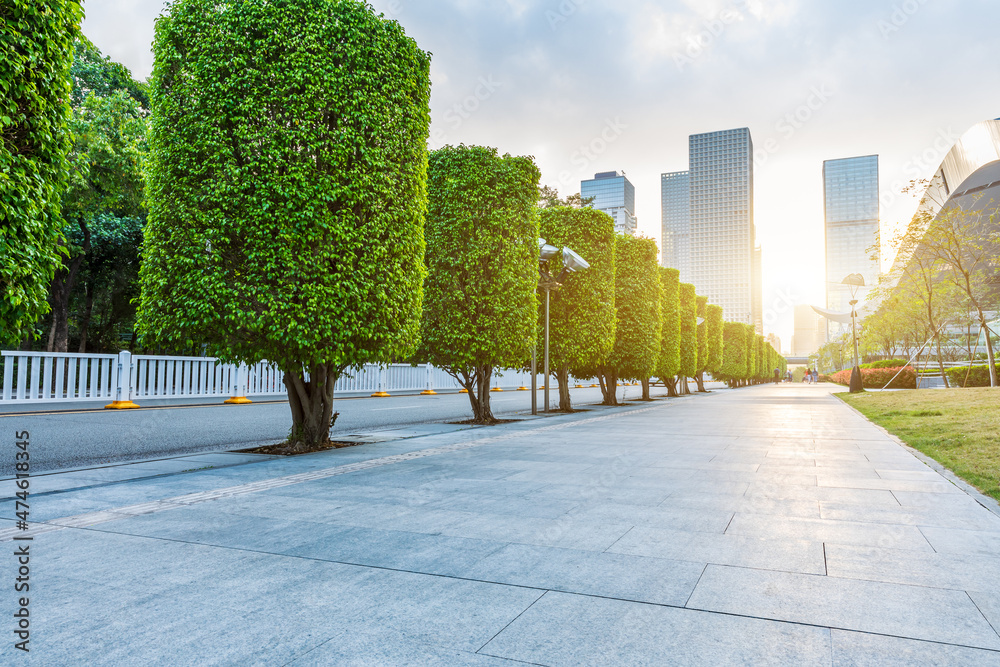 深圳的城市街道和商业建筑景观。空荡荡的楼层和城市景观。