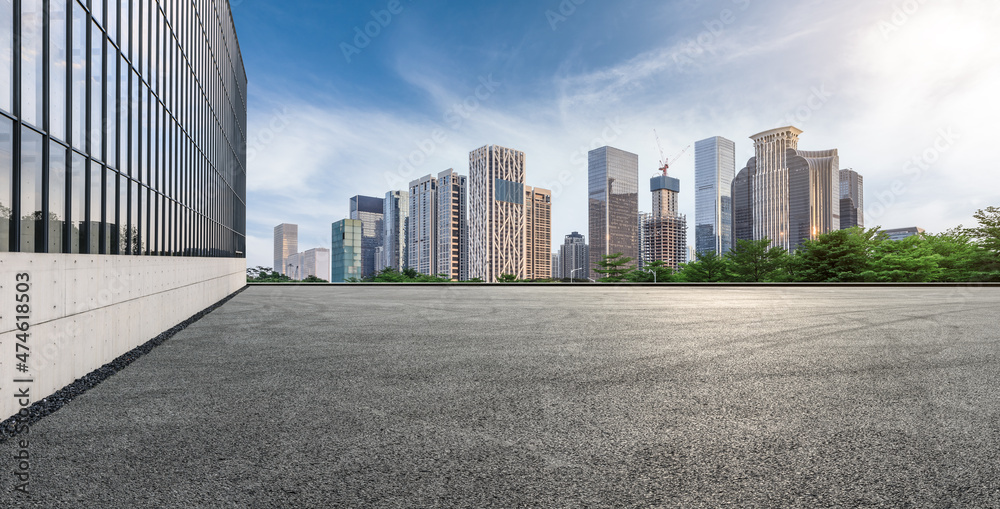 全景天际线和现代商业办公楼，空荡荡的道路。沥青道路和城市景观