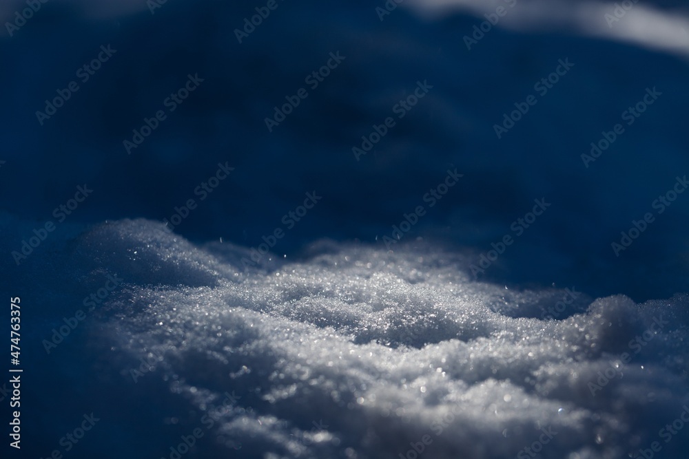 美丽的冬季背景，白色的雪