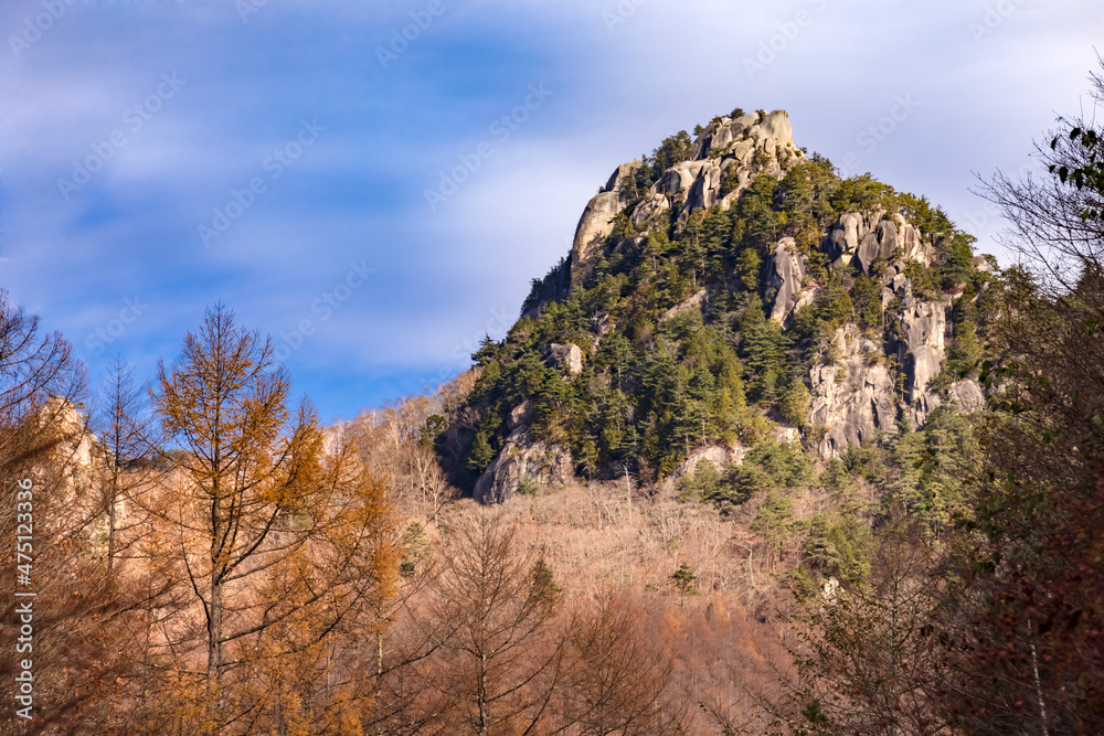 紅葉した木が生える、岩だらけの山　瑞牆山