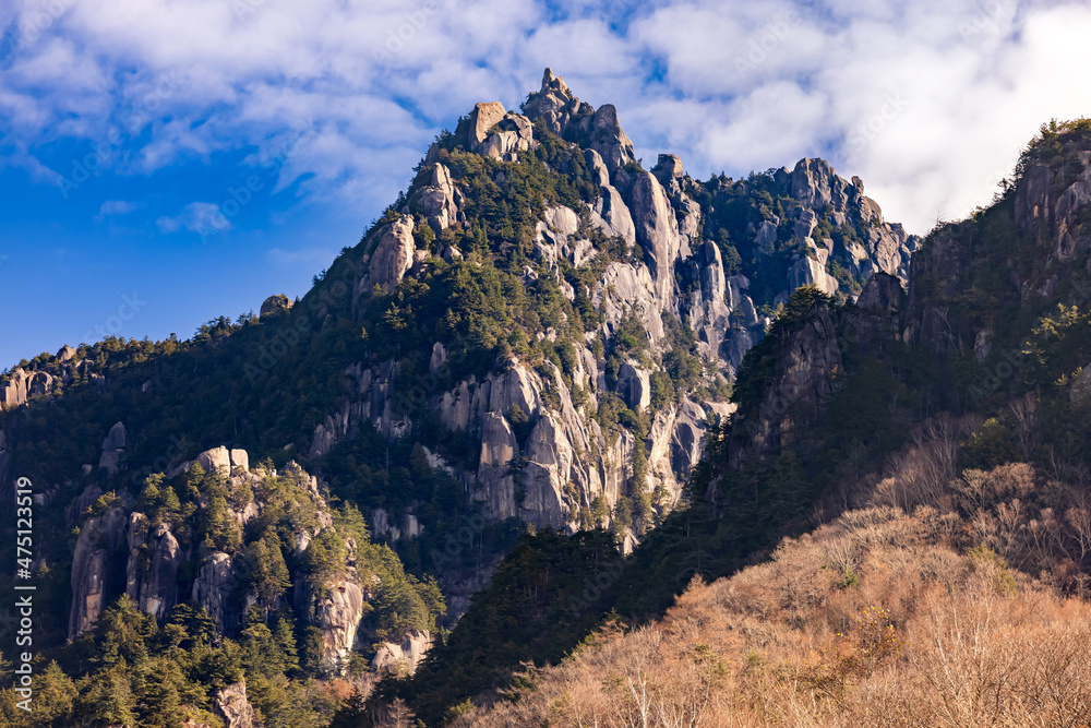 紅葉した木が生える、岩だらけの山　瑞牆山