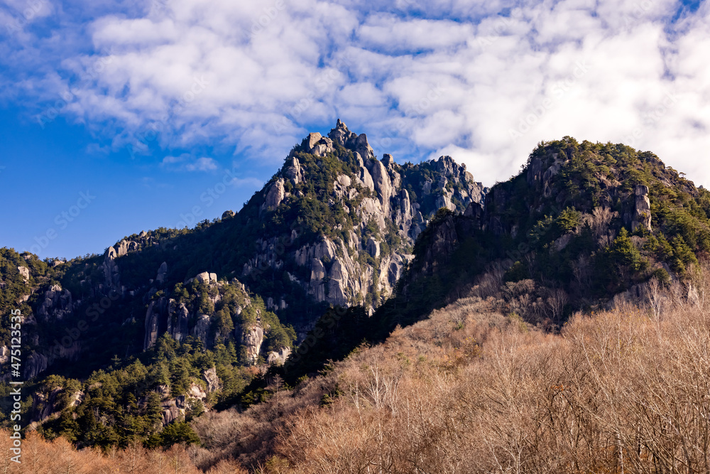 紅葉した木が生える、岩だらけの山　瑞牆山