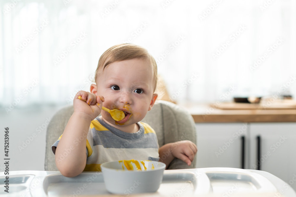 高加索幼儿在家的厨房里吃健康食品。