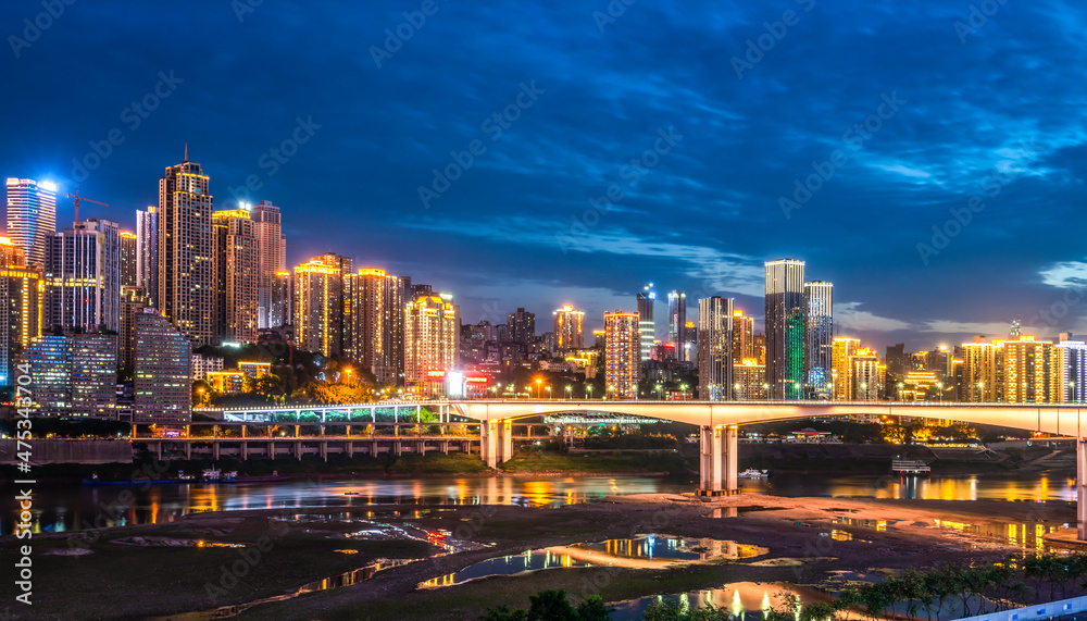 夜晚重庆临水市中心的城市景观和天际线