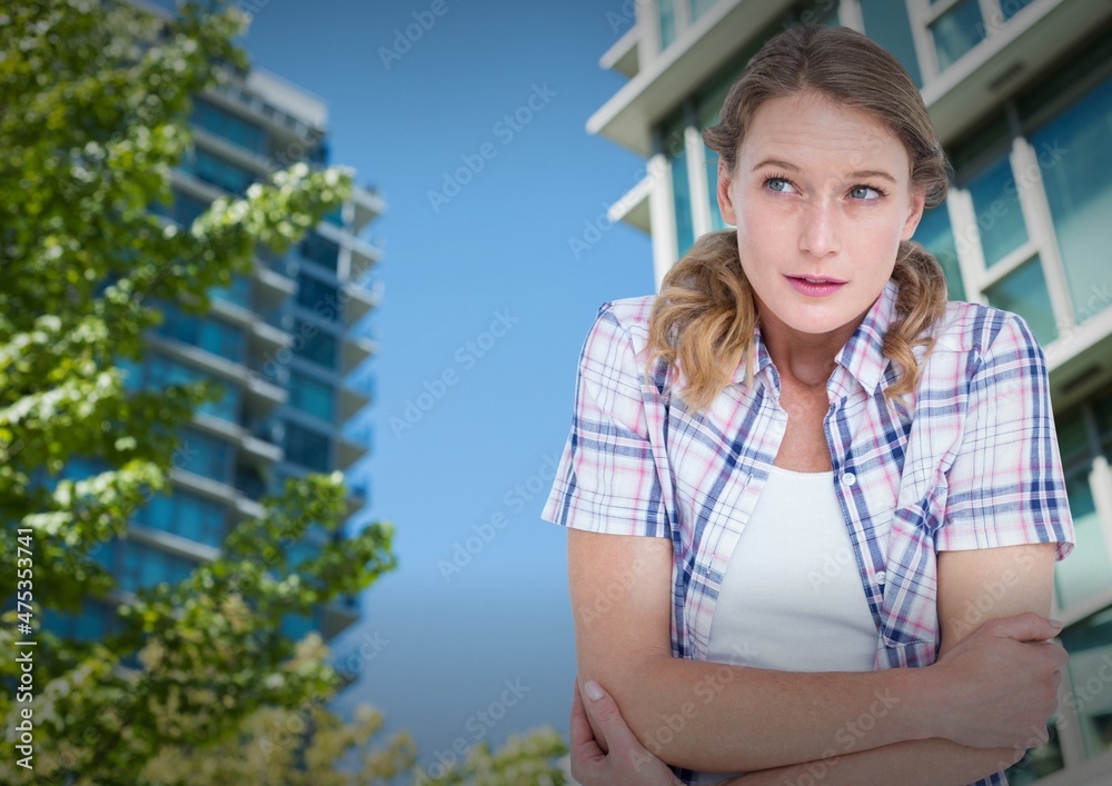 高加索女性在高楼大厦中感到寒冷的合成图像