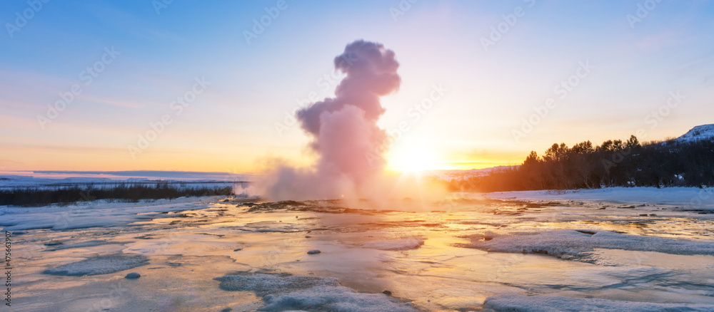 美丽的日落中的冰岛著名Geysir