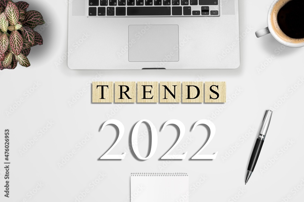 TRENDS 2022办公桌上的商业概念