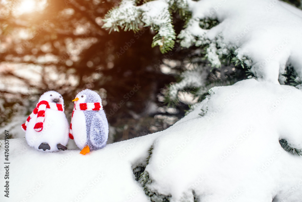 两只装饰企鹅坐在雪地上