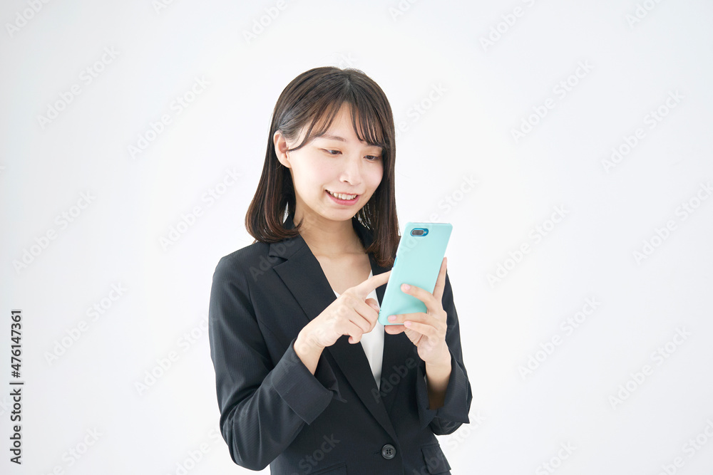 女性　ビジネス　スマホ　白背景